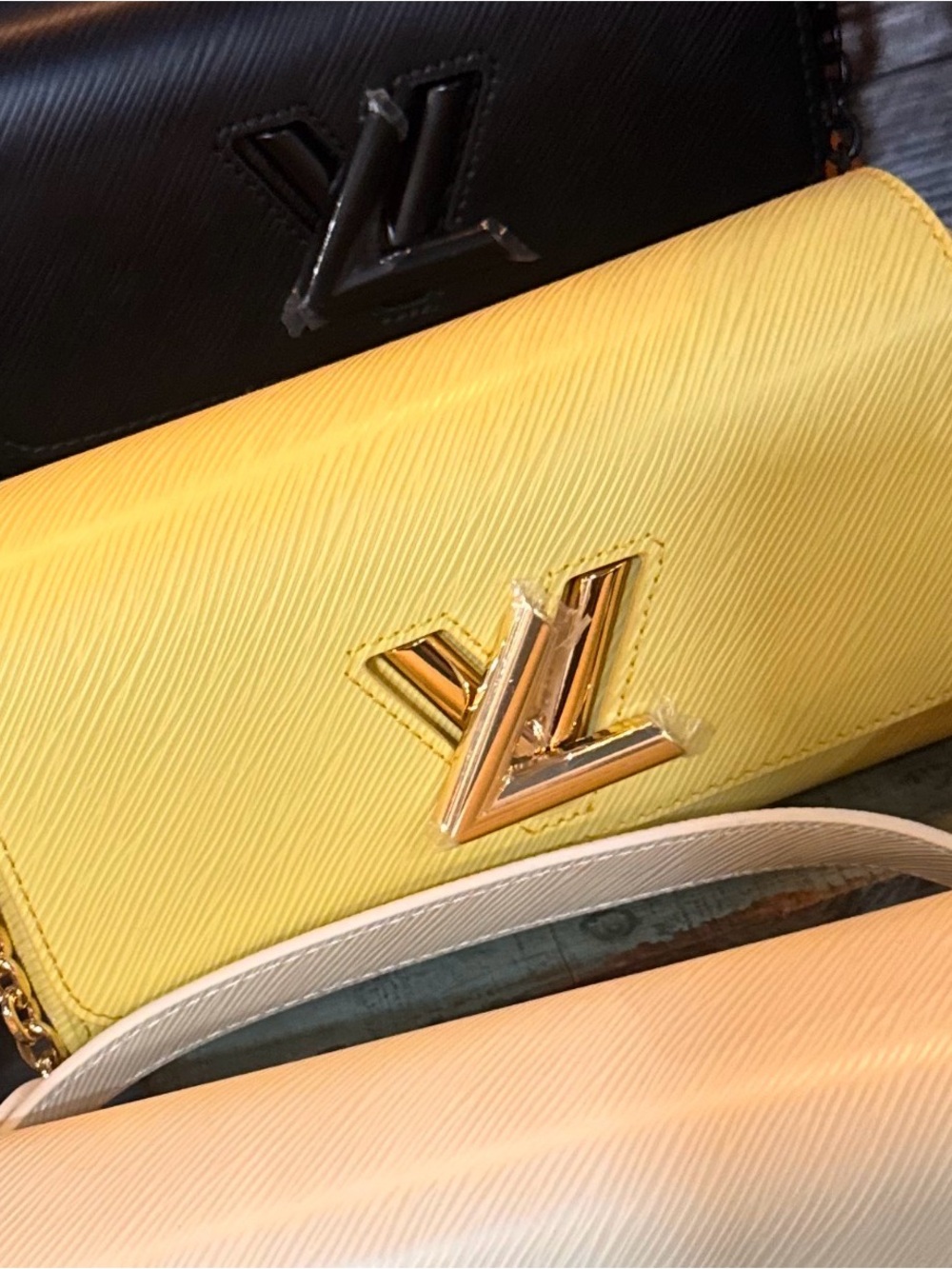 Perfect for summer! ☀️ Yellow purse w gold chain